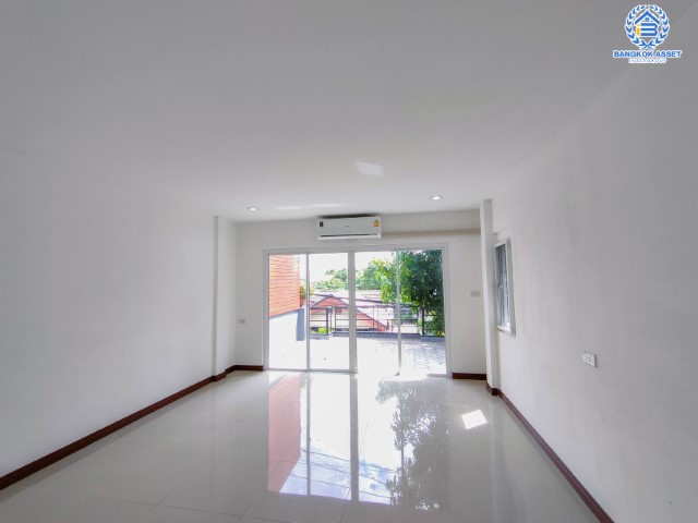 *****ทาวน์โฮมมือสองย่านกรุงเทพฯ ม.เทพประทาน สรงประภา เนื้อที่กว้างขวางถึง 25 ตร.ว. พร้อมฟังก์ชัน 4 ห้องนอน 3 ห้องน้ำ 1 ที่จอดรถ บ้านปรับปรุงใหม่ พร้อมเข้าอยู่ บนทำเลใกล้สนามบินดอนเมือง เข้าสู่ใจกลางเมืองได้อย่างสะดวกสบาย ใกล้รถไฟฟ้าสายสีแดง "สถานีดอนเมือง" และทางด่วน "ศรีสมาน"